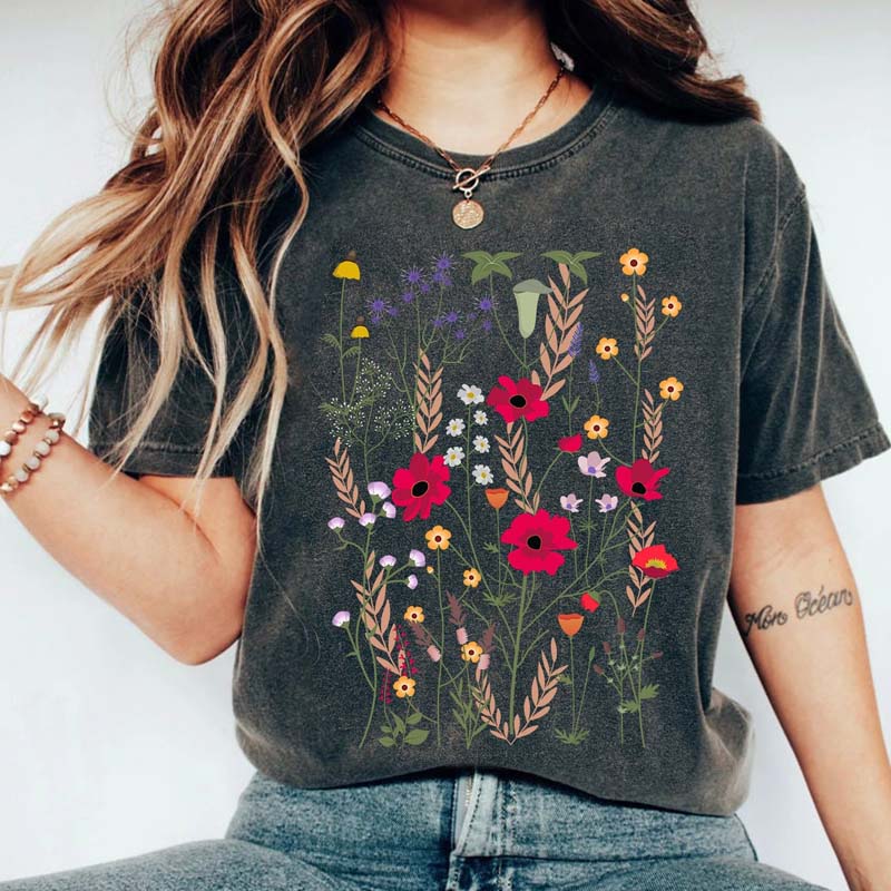 Minimalist Aesthetic Wild Flower Nature Lover T-Shirt