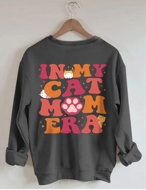 In meinem Katzen-Mama-Ära-Sweatshirt 