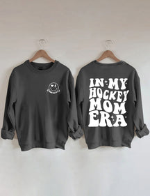 In meinem Hockey Mom Era Sweatshirt 