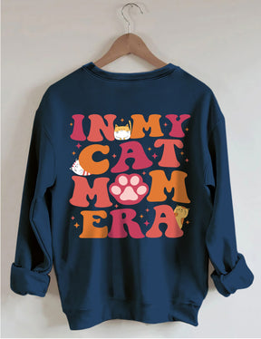 In meinem Katzen-Mama-Ära-Sweatshirt 