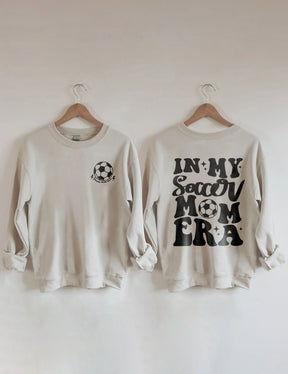 In meinem Fußball-Mama-Ära-Sweatshirt 