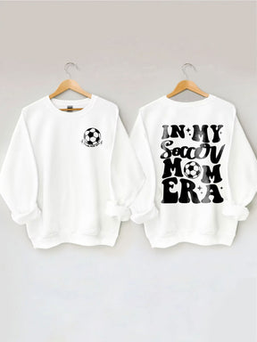 In meinem Fußball-Mama-Ära-Sweatshirt 