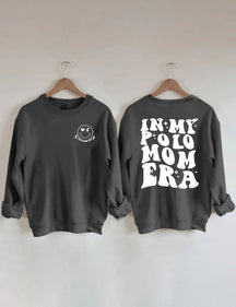 In meinem Polo-Mom-Ära-Sweatshirt 