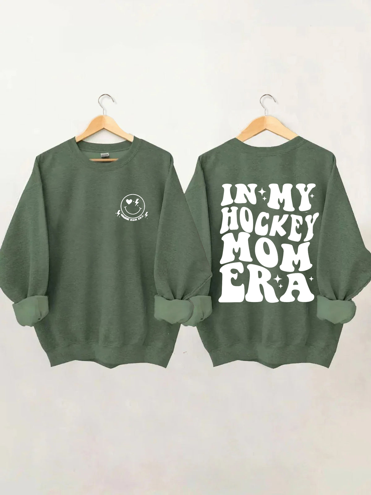 In meinem Hockey Mom Era Sweatshirt 