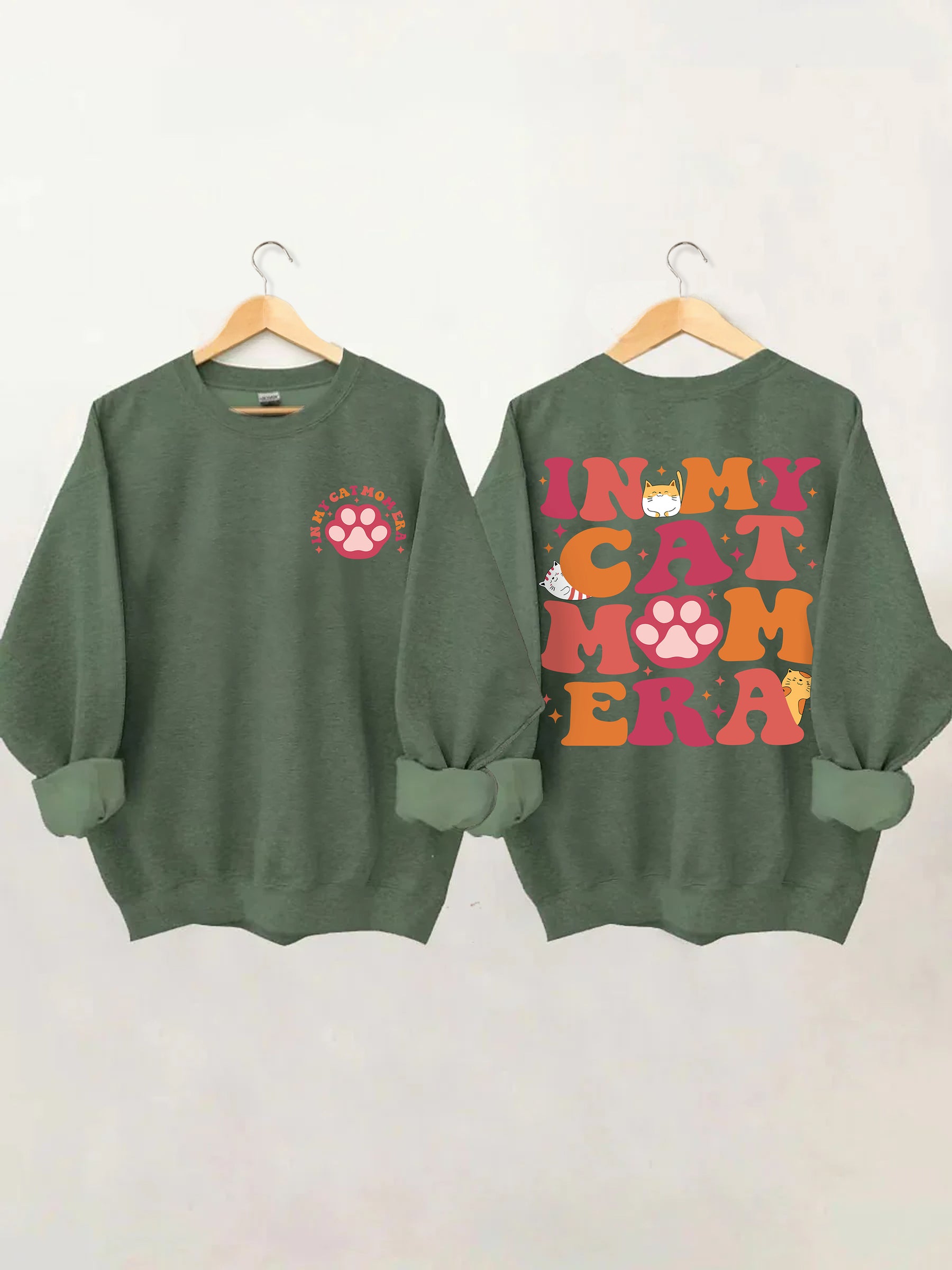 In meinem Katzen-Mama-Ära-Sweatshirt 