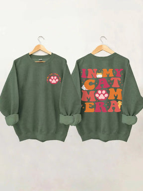 In meinem Katzen-Mama-Ära-Sweatshirt 