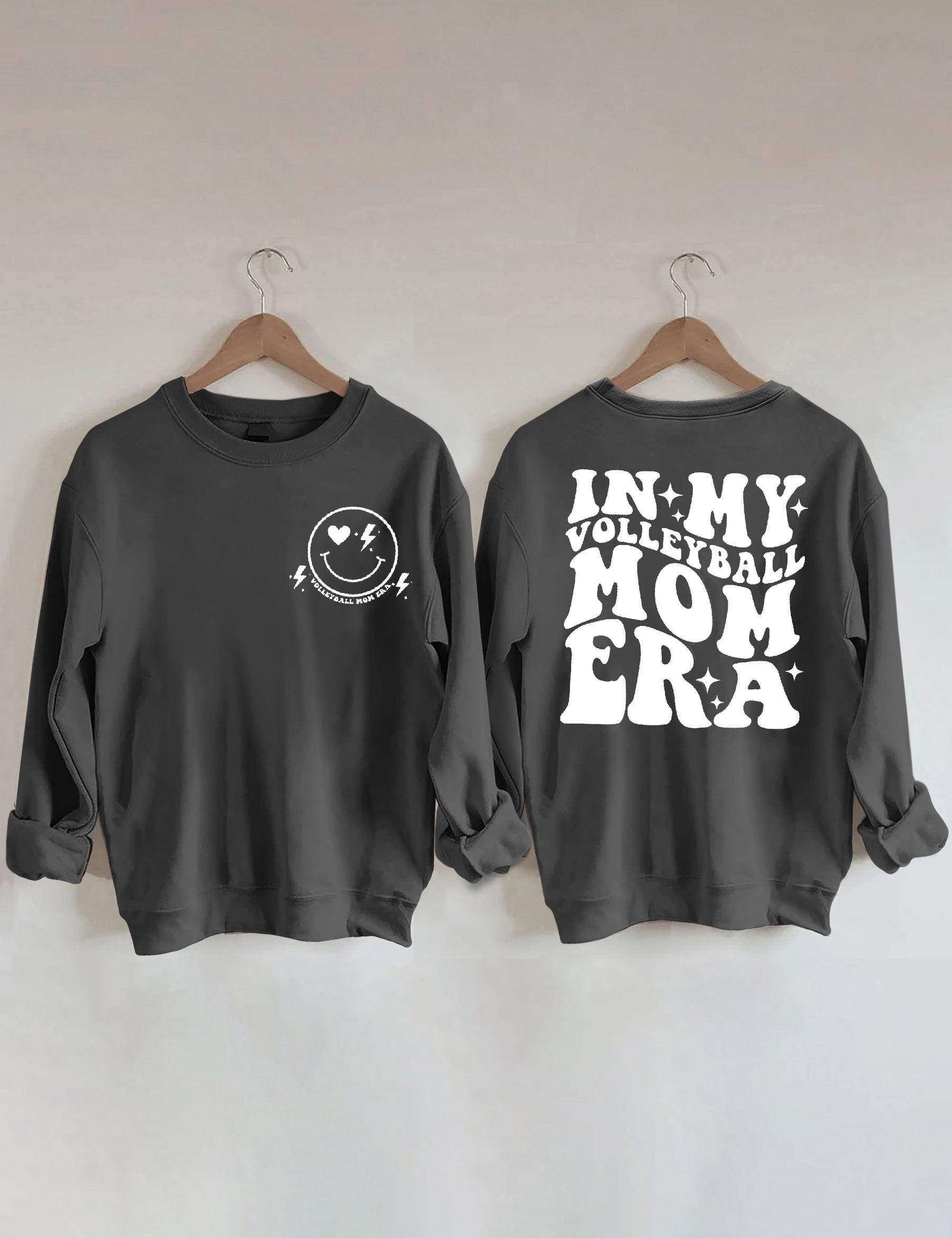 In meinem Volleyball-Mama-Ära-Sweatshirt 