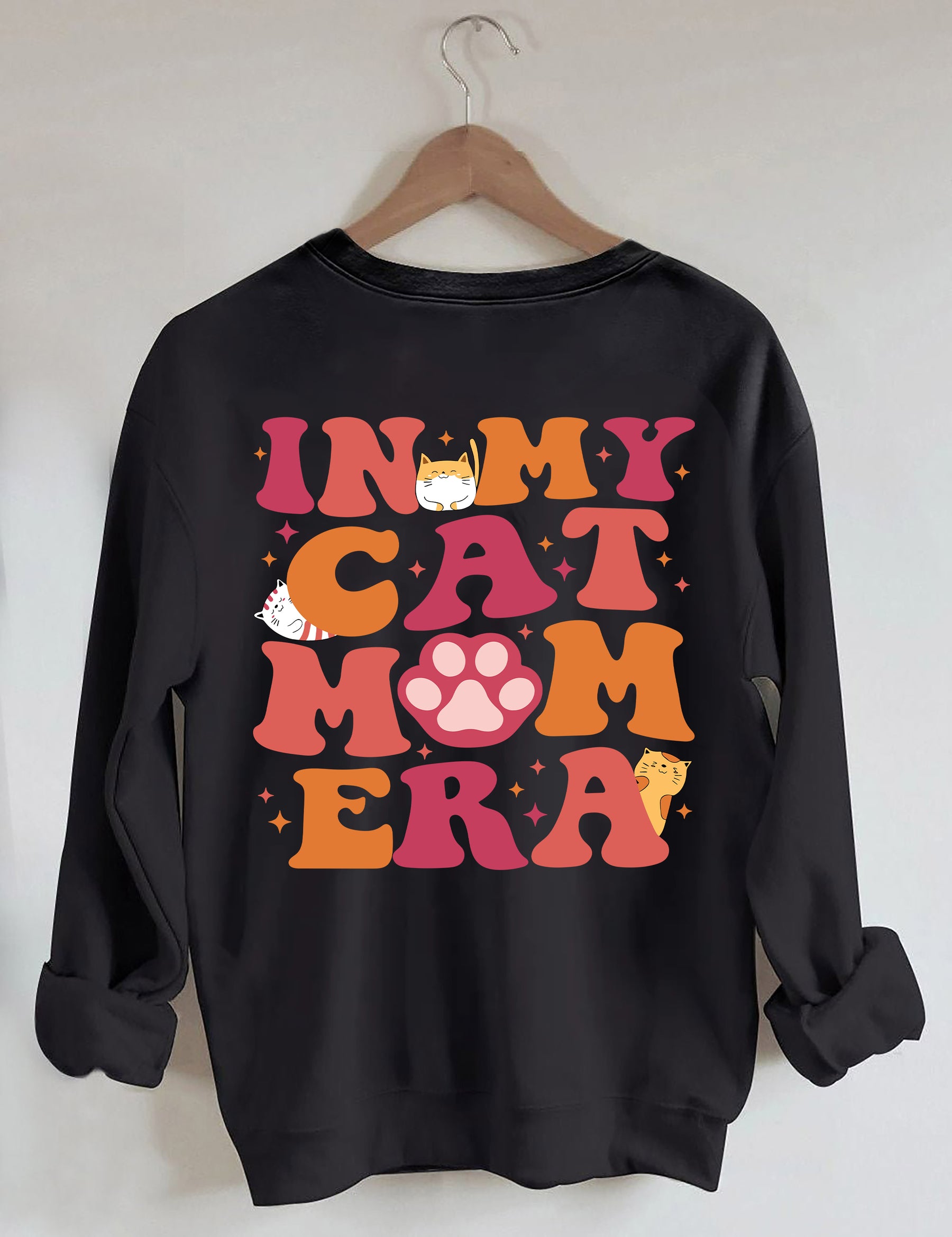 In meinem Katzen-Mama-Ära-Sweatshirt 