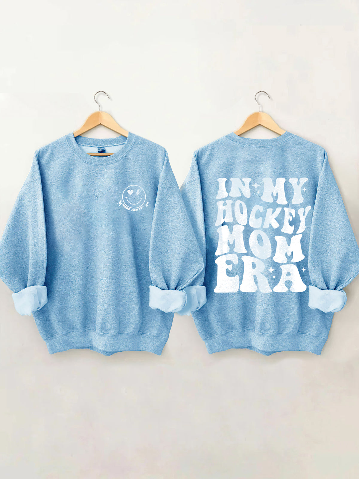 In meinem Hockey Mom Era Sweatshirt 