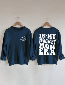 In meinem Hockey Mom Era Sweatshirt 