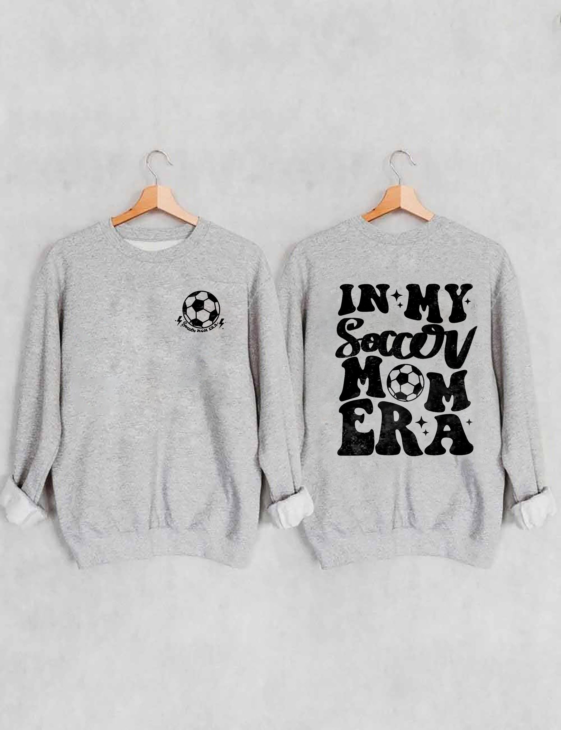 In meinem Fußball-Mama-Ära-Sweatshirt 