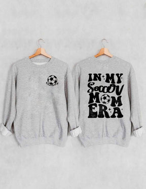 In meinem Fußball-Mama-Ära-Sweatshirt 