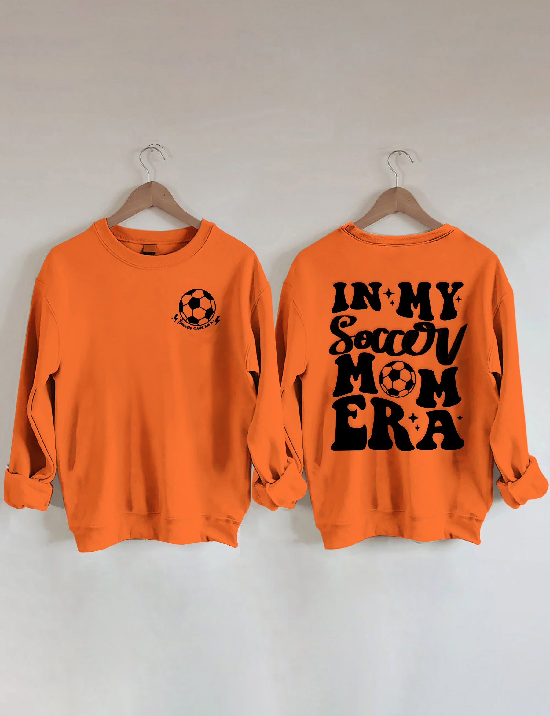 In meinem Fußball-Mama-Ära-Sweatshirt 