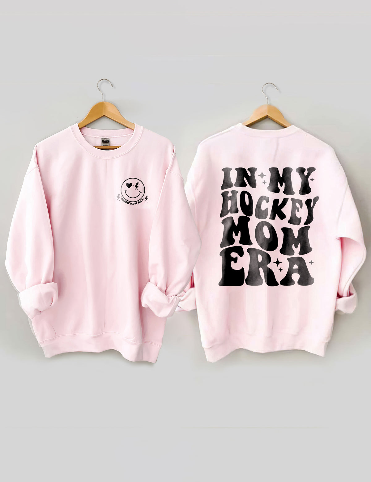 In meinem Hockey Mom Era Sweatshirt 