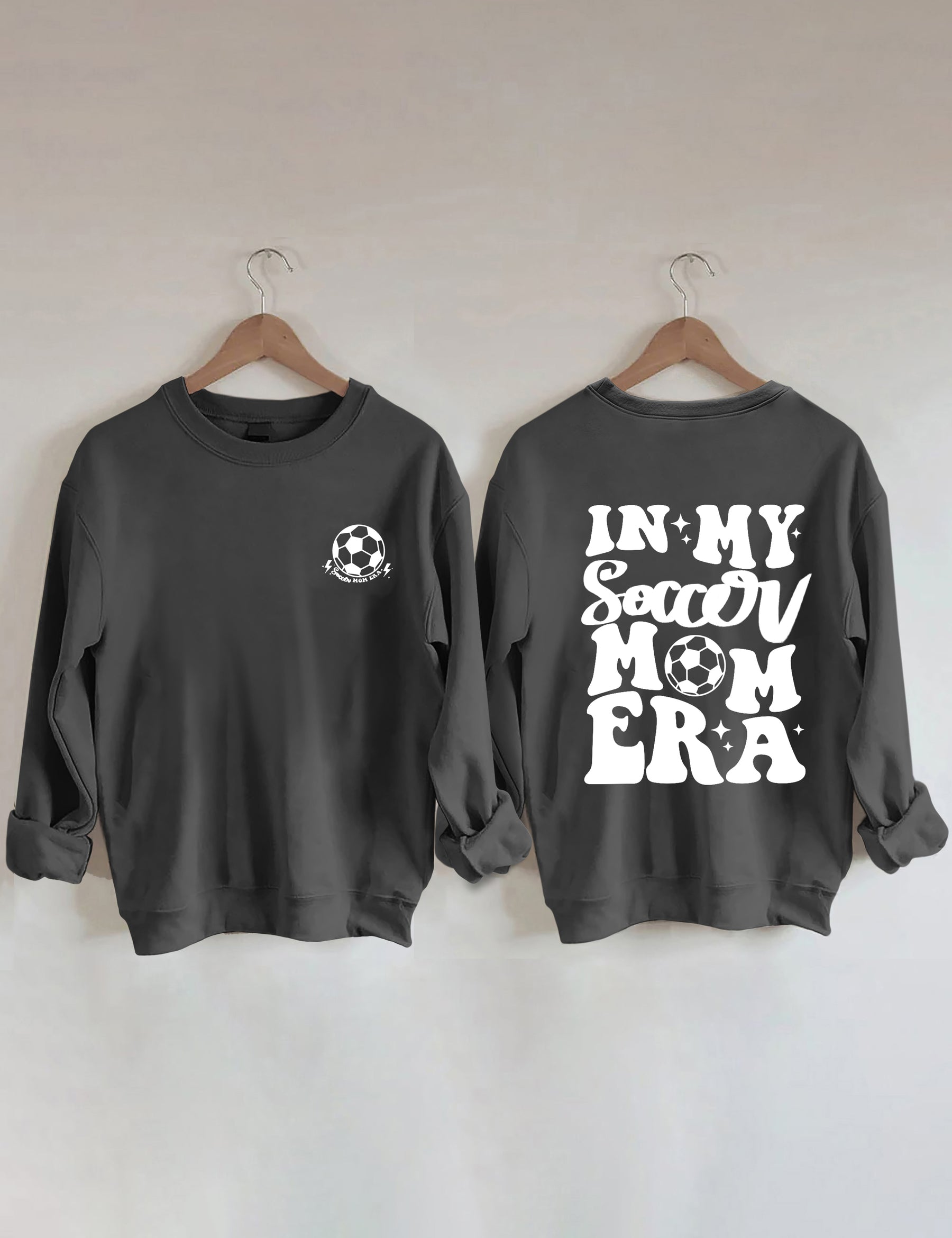 In meinem Fußball-Mama-Ära-Sweatshirt 