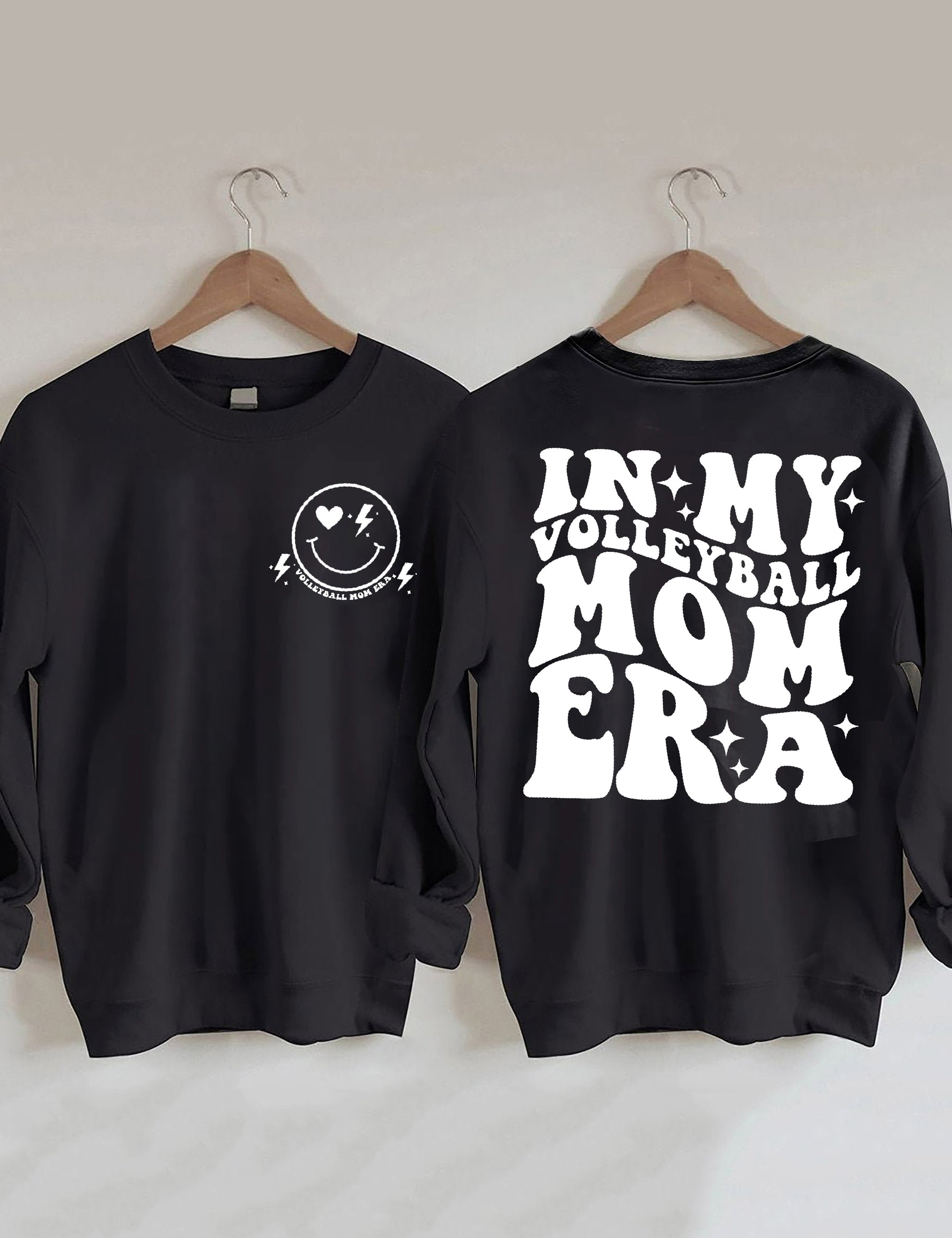 In meinem Volleyball-Mama-Ära-Sweatshirt 