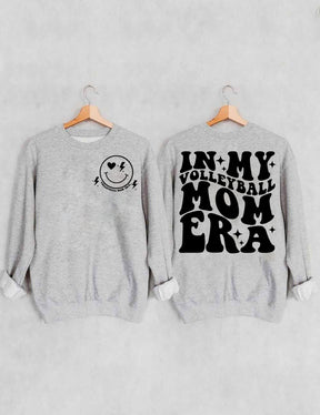 In meinem Volleyball-Mama-Ära-Sweatshirt 