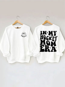 In meinem Hockey Mom Era Sweatshirt 