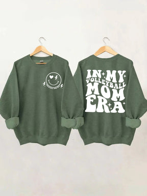 In meinem Volleyball-Mama-Ära-Sweatshirt 