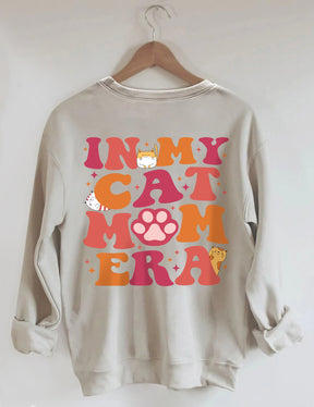 In meinem Katzen-Mama-Ära-Sweatshirt 