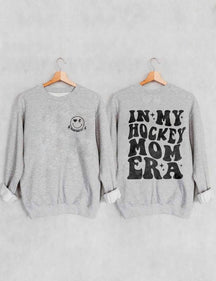 In meinem Hockey Mom Era Sweatshirt 