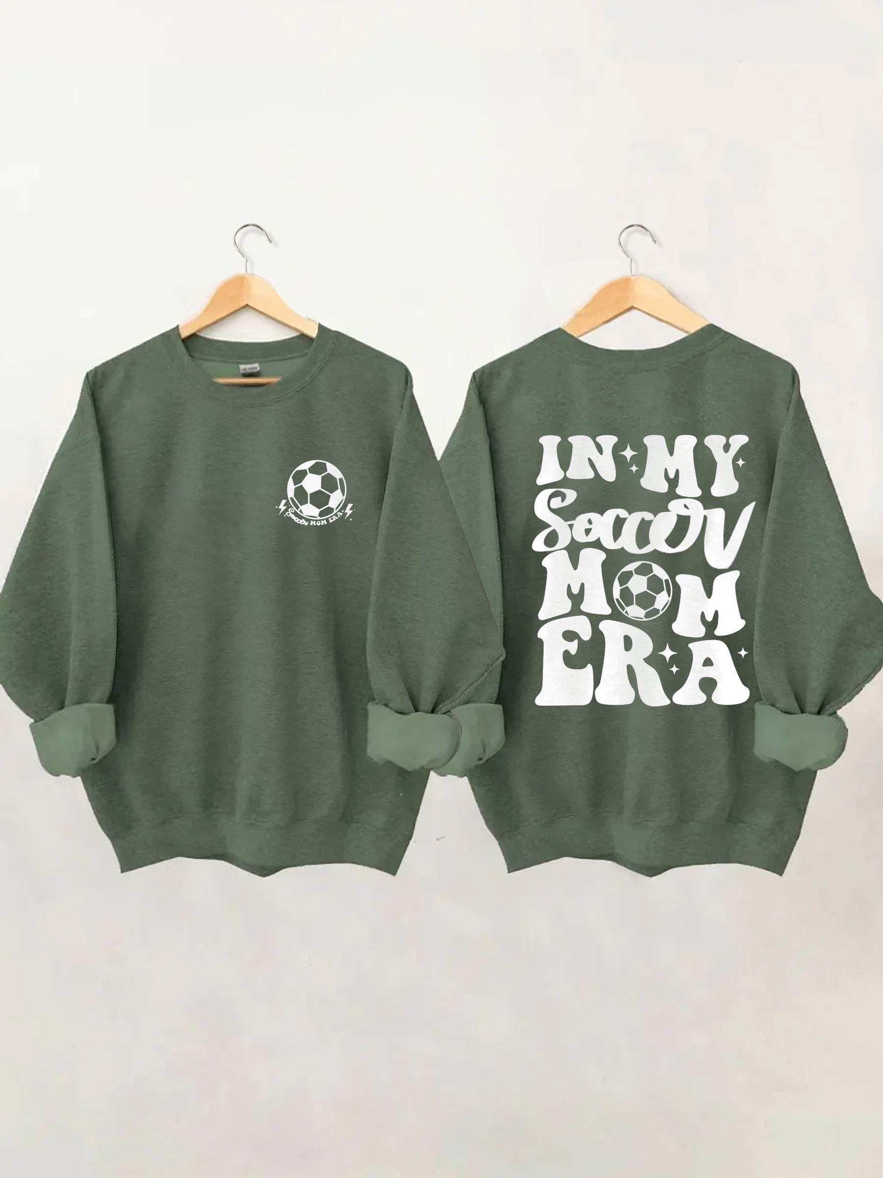 In meinem Fußball-Mama-Ära-Sweatshirt 