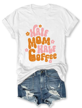 T-Shirt „Half Mom, Half Coffee“. 